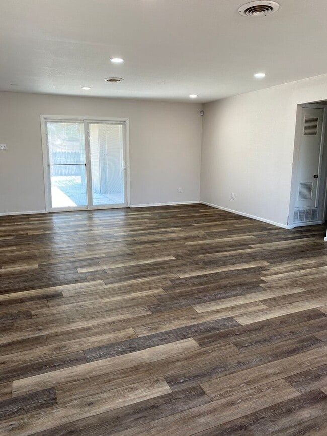 Building Photo - Great Home with lots of updates