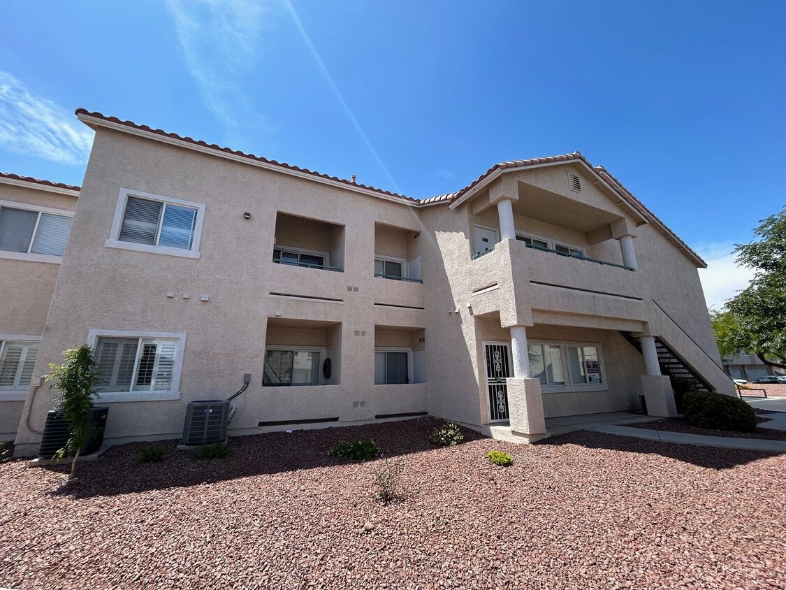 Foto principal - BEAUTIFULLY MAINTAINED 2 BEDROOM, 2 BATH C...