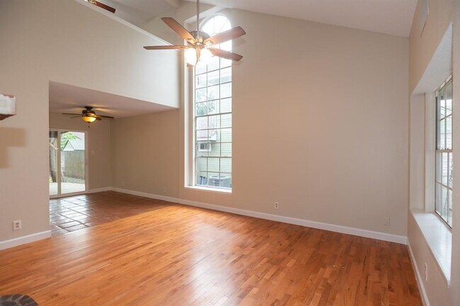 Building Photo - 1004 Kavanagh Dr