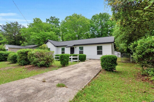 Building Photo - 3 Bedroom in Crestview!!