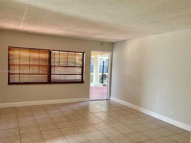 Building Photo - 2624 Riverside Dr