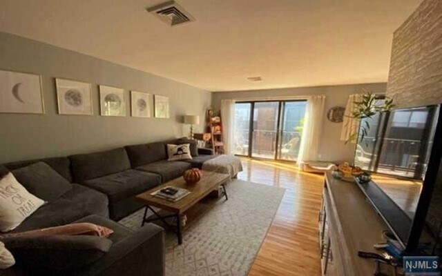 Foto del edificio - 74 Orient Way