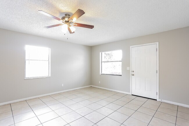Building Photo - Move-in Ready 3BR 1BA home now leasing!