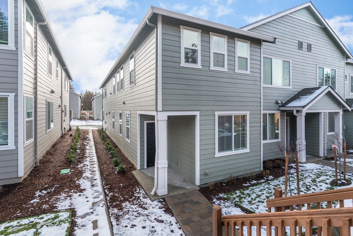 Primary Photo - Super clean & spacious 4-bdrm/3-bath townh...