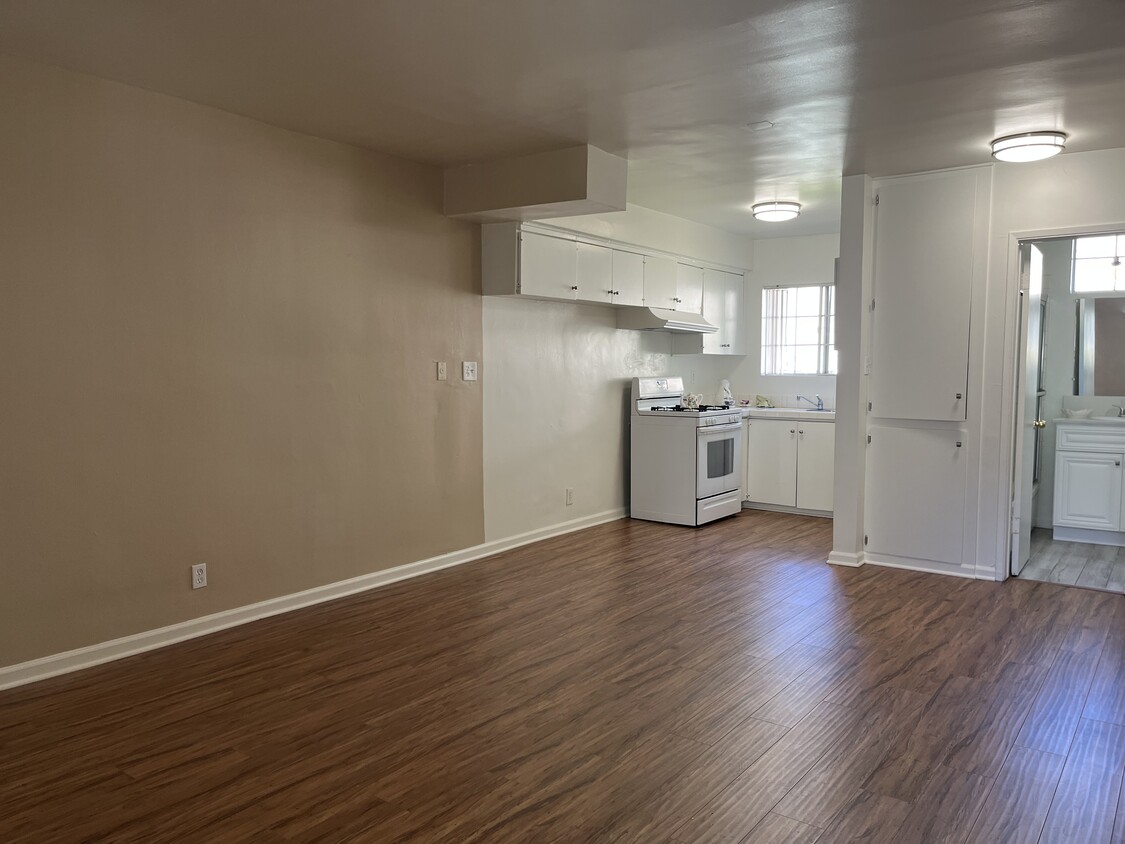Primary Photo - 6939 Hazeltine Ave