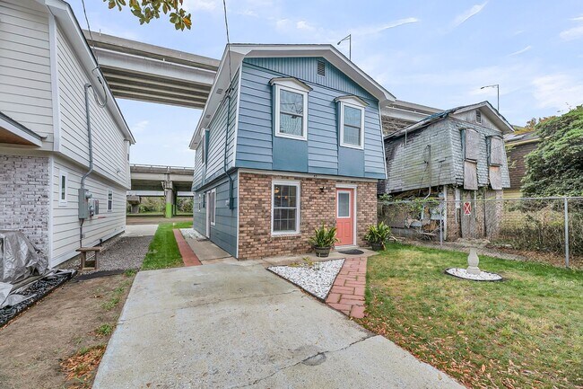 Building Photo - Charming Home in the Heart of Charleston!