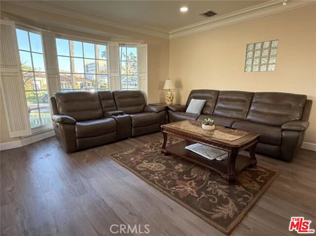 Building Photo - 113 N Doheny Dr