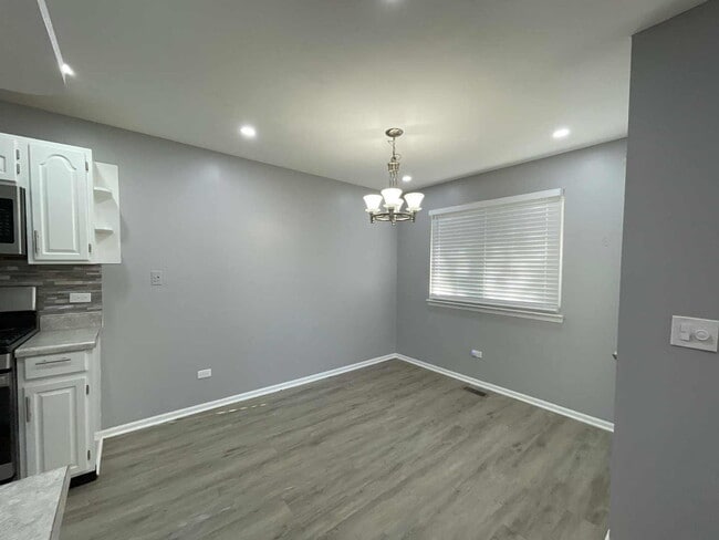 Foto del edificio - 690 Thorntree Ct