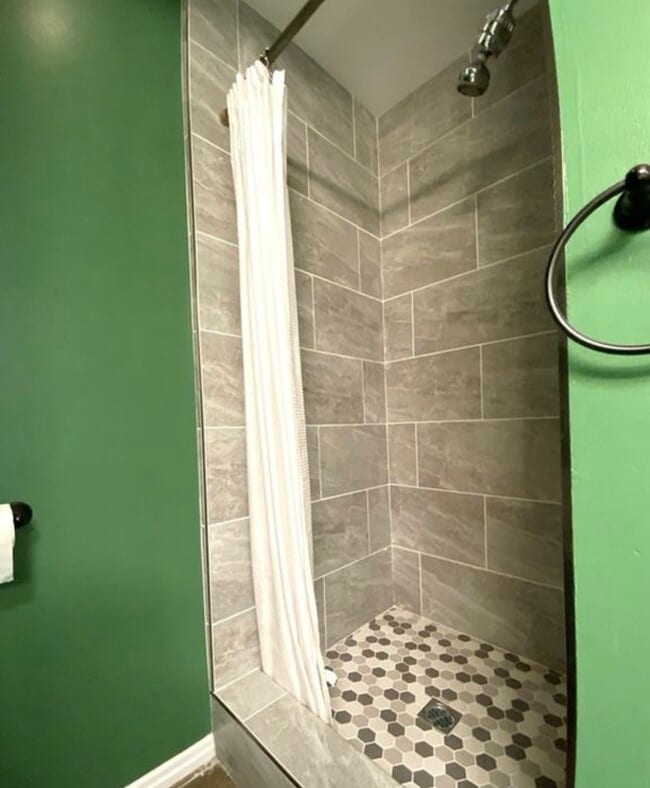 Bathroom (walls are currently white) - 1025 N Kings Rd