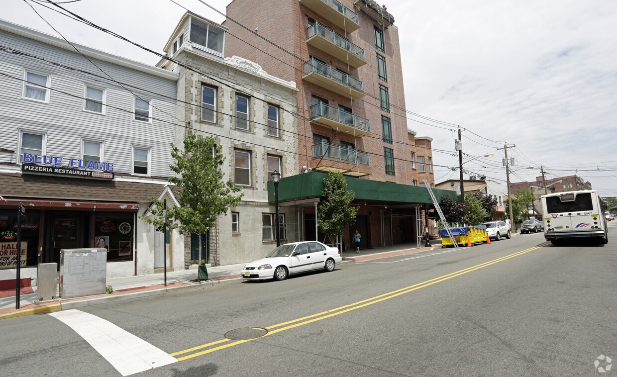 Building Photo - Richas Condominiums