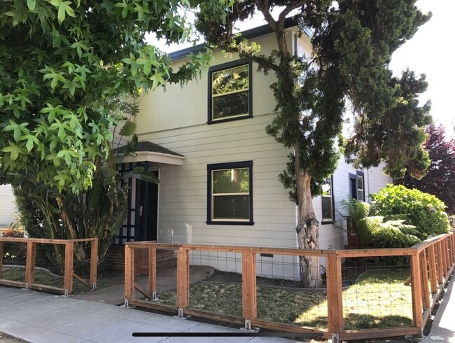 Building Photo - Temescal 1BR with Shared Yard | Updated Unit in a Great Location