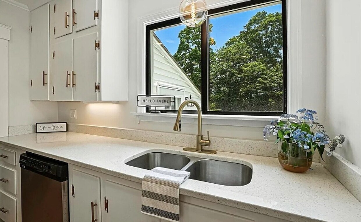 Foto principal - newly renovated 4 bdr farm house