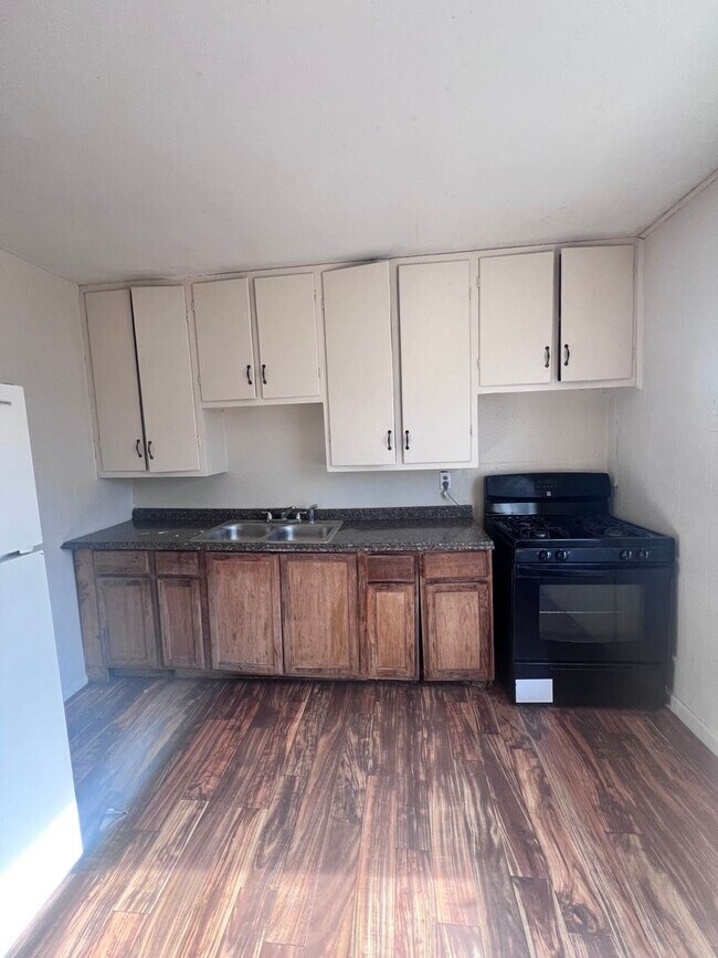 Foto del edificio - 3 br, 1 bath House - 424 E 4th St (777)