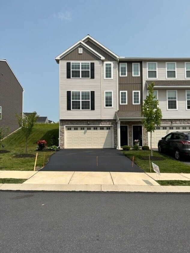 Primary Photo - Experience comfortable living at this thre...