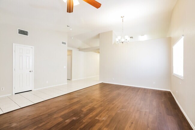 Foto del edificio - 5021 Drummond Rd