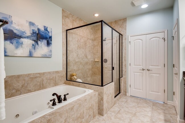 Building Photo - 1941 Ridgemont Ln