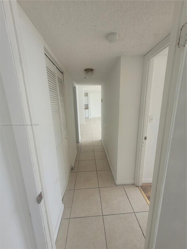 Foto del edificio - 2025 NE 164th St