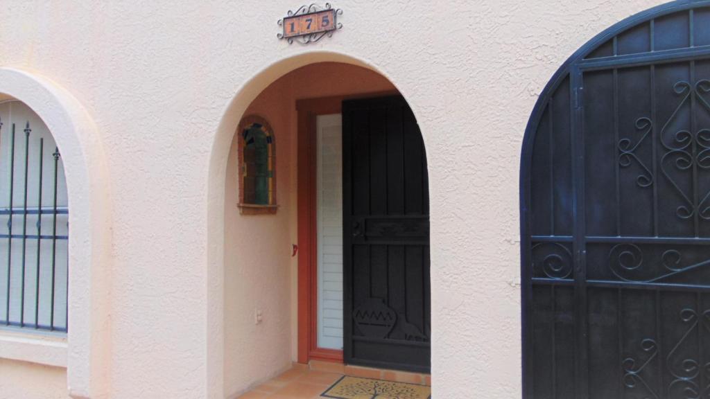 Primary Photo - 175 W Calle Del Ano