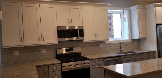 Foto del edificio - 1321 W Rosedale Ave