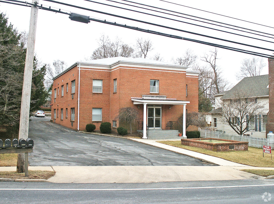 Foto principal - 32 E Main St