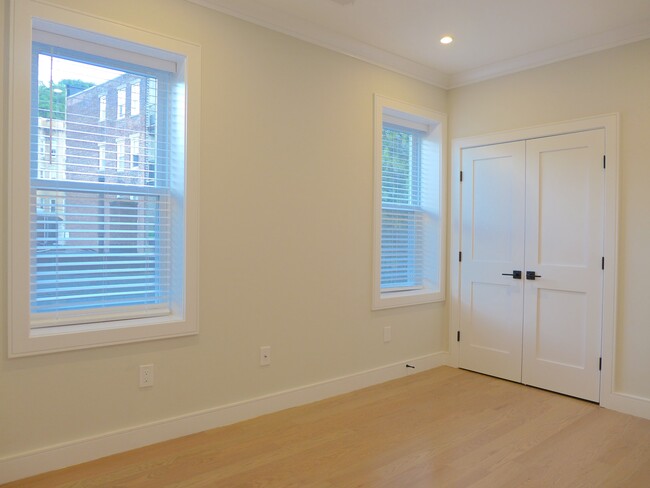 Building Photo - 186 Kelton St