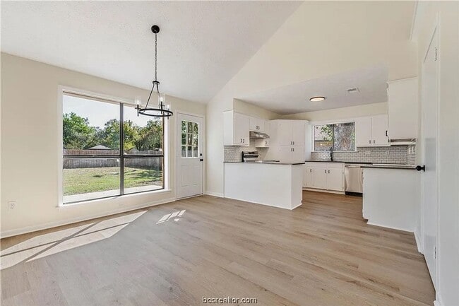 Foto del edificio - Take a look at this 3 bedroom 2 bath home