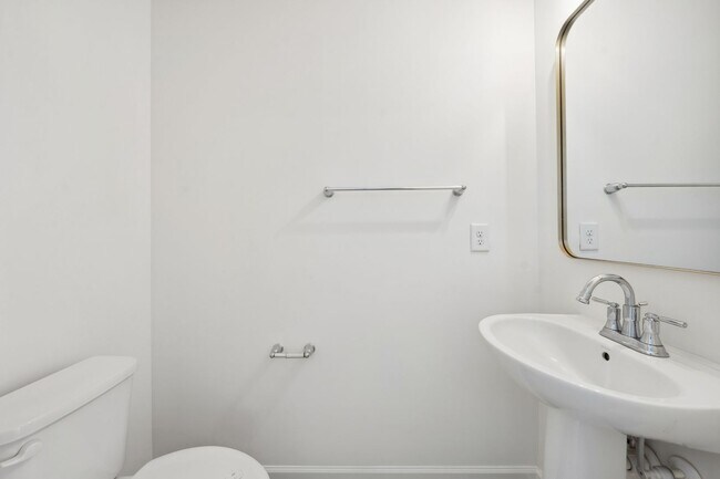 Foto del edificio - Light and bright 4 bed/ 2,5 bath with fenced back yard and practical glamour!