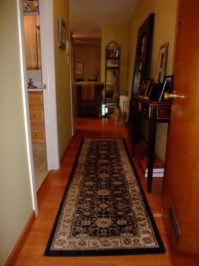 Entry to Apt. 1R - 2003 Green St