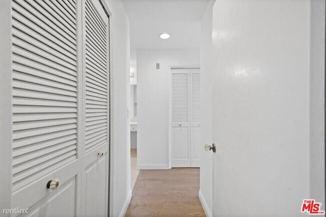 Foto del edificio - 2 br, 1.5 bath Condo - 8505 Gulana Ave Uni...