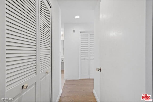 Building Photo - 2 br, 1.5 bath Condo - 8505 Gulana Ave Uni...