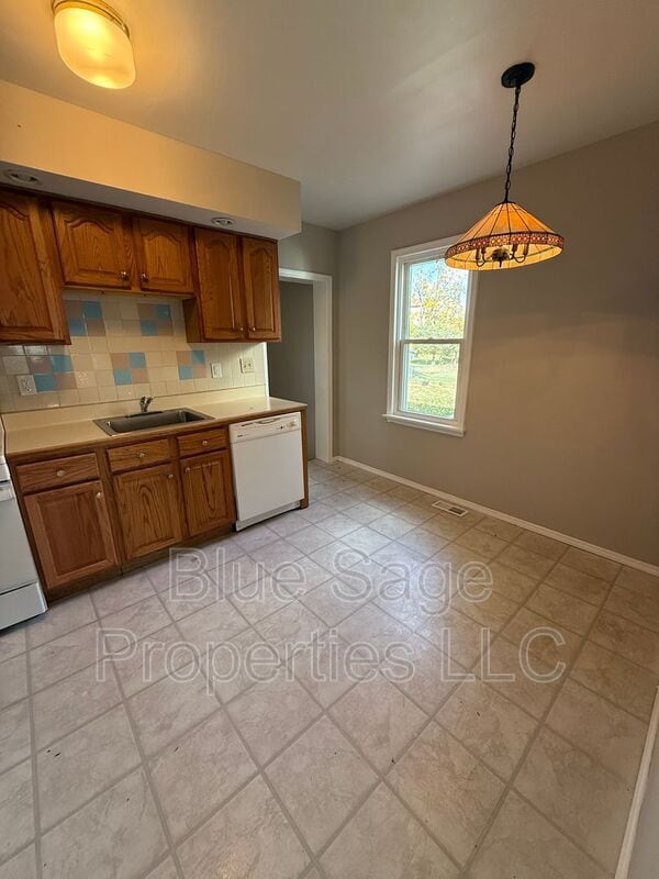 Foto del edificio - 105 W Broadway Ave