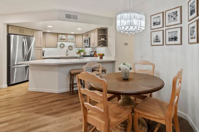 Building Photo - Point Loma FULLY FURNISHED 2 Bedroom! Assi...