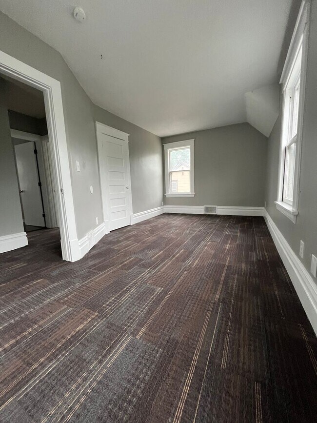 Building Photo - Amazing 3 Bedroom 1 Bathroom Home in West St. Paul