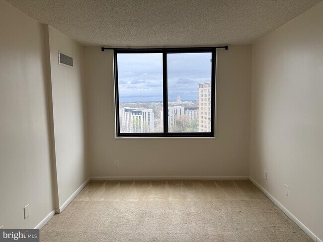 Foto del edificio - 5225 Pooks Hill Rd