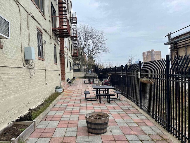 Foto del edificio - 108 Palisade Ave