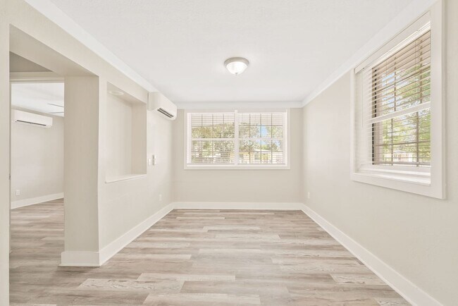 Building Photo - 450 Iris Rd