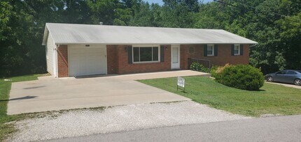 Building Photo - 3211 Martha Dr