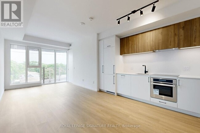 Building Photo - 689-689 The Queensway