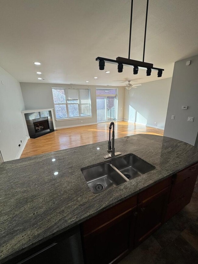 Foto del edificio - 2257 W Lake St