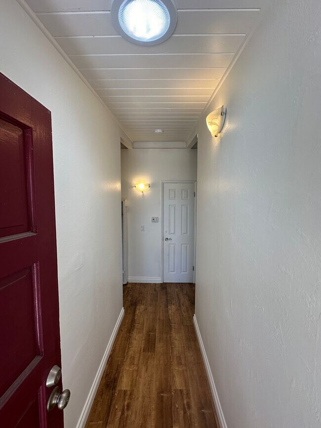 Building Photo - 3 bedroom 1 bath single story with garage ...