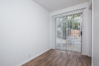 Building Photo - The Villas at Stone Creek