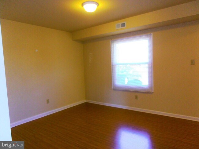 Building Photo - 16 Perennial Ln