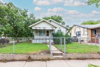 Building Photo - 2801 W Maple St