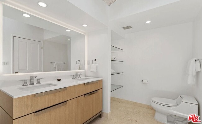 Building Photo - 3933 Mandeville Canyon Rd