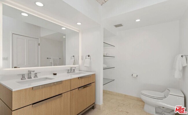 Foto del edificio - 3933 Mandeville Canyon Rd