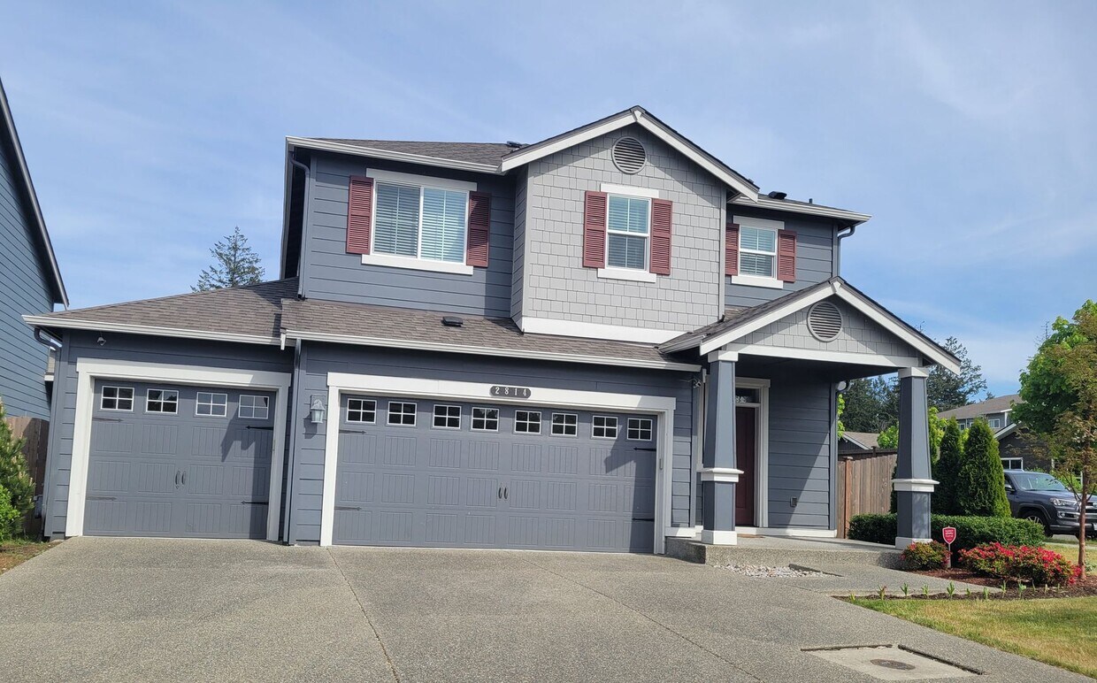 Foto principal - 3 bedroom home with 3 car garage on corner...
