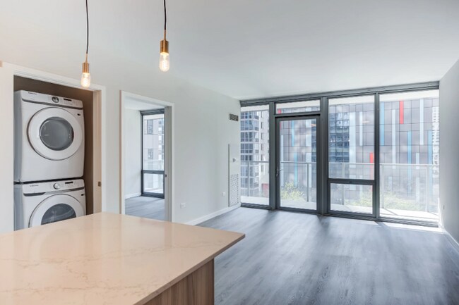 Foto del edificio - 345 East South Water Street