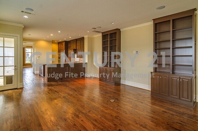 Building Photo - Stunning, Executive 3-Story 4/4.5/2 Condo ...