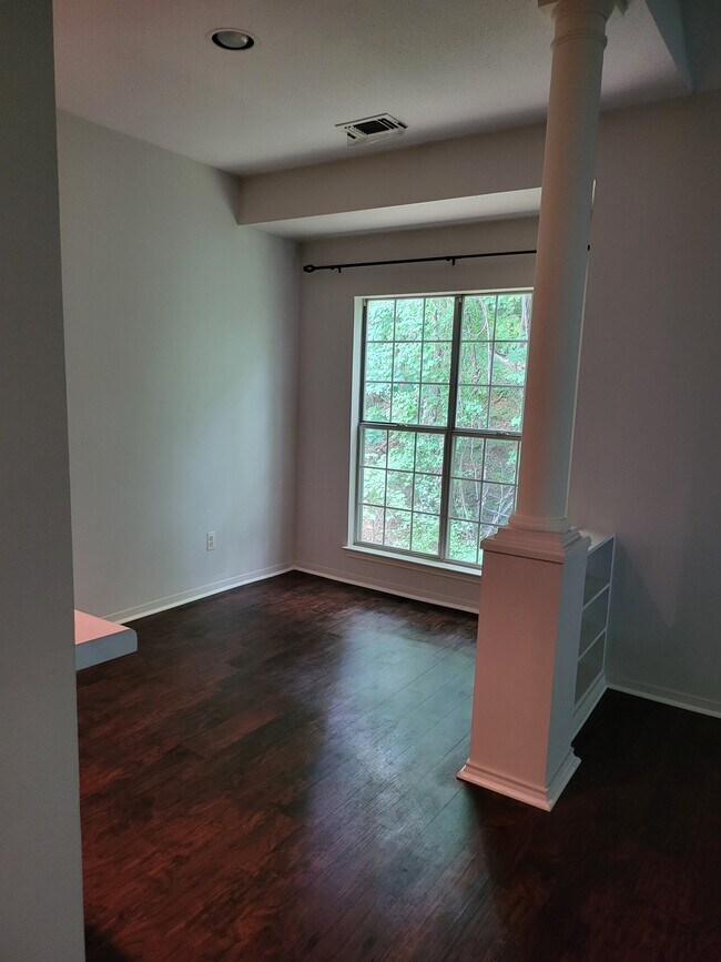 Building Photo - 608 Squire Ln