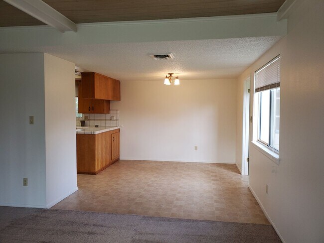 Building Photo - Spacious Home in Mary Lake Subdivision